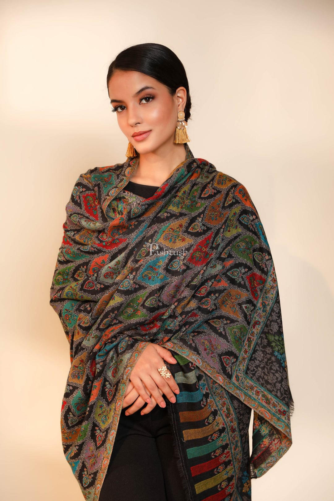 Pashtush India Gift Pack Pashtush His and Her Gift Set of 100% Pure Wool Stoles, Beige and Black, Packaged in Keepsake Wooden Chester Gift Box
