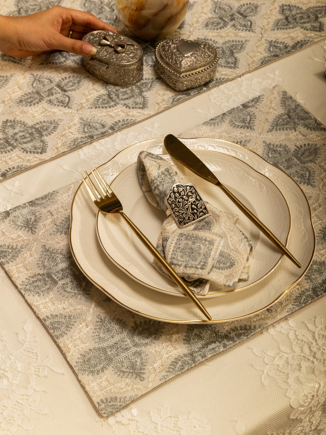 Pashtush India Gift Pack Pashtush Luxury Table Runner with Mats Set, Twilight Collection, Ivory