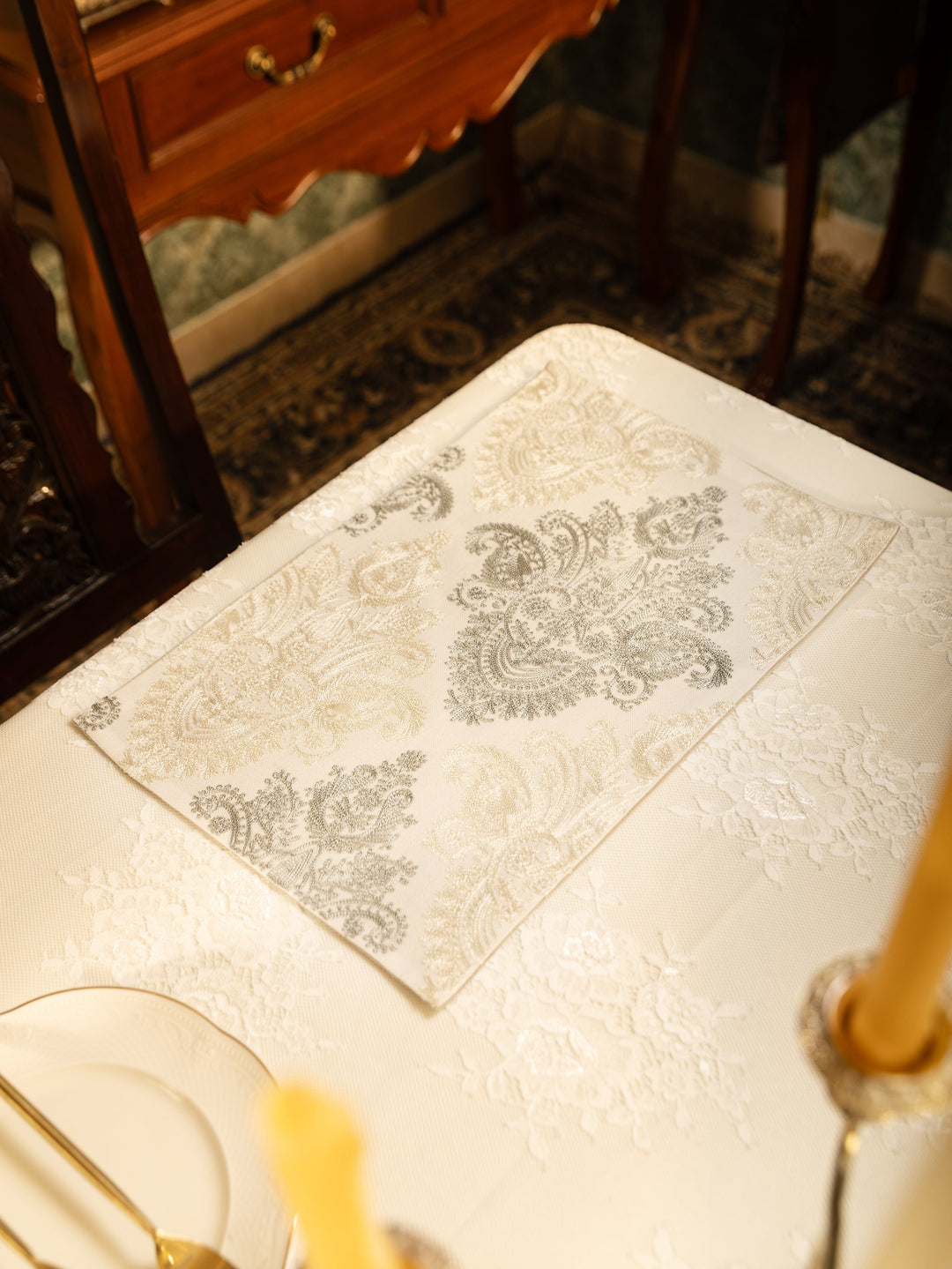 Pashtush India Gift Pack Pashtush Luxury Table Runner with Mats Set, Twilight Collection, Ivory